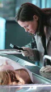 Sara (Jorja Fox, re.) untersucht akribisch die Leiche von Charlotte Sommerville (Blake Lindsley), die gekreuzigt in einer Kirche aufgefunden wurde.