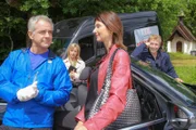 Dirk Bergmann (Florian Fitz, l.) freut sich über das Wiedersehen mit Dr. Sabine Eckstein (Petra Einhoff, 2.v.r.). Das bleibt auch den Kollegen Danner (Katharina Abt, 2.v.l.) und Mohr (Max Müller, r.) nicht verborgen.