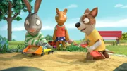 Eigentlich wollte Posy mit Pip spielen, aber dann kommt Zac mit seinem Bagger dazwischen.