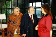 Der kranke Felix (Christoph M. Ohrt, l.) und Sandra (Rebecca Immanuel, r.) verabschieden Don Bruno (Pinkas Braun, M.).