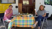 Wigald Boning und Bettina Tietjen beim Frühstück.
