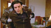Mike Logan (Chris Noth, hinten) verhaftet den Studenten Robbie (Oscar Isaac). Hat er die Morde tatsächlich begangen?