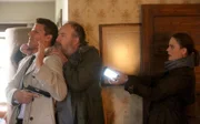 Brennan (Emily Deschanel) kommt Booth (David Boreanaz, l.) zur Hilfe, der von George Gibbons (Jim Beaver) mit einem Messer bedroht wird....