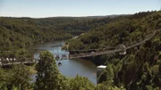 Blick auf die Rappbodetalsperre mit der 458,5 Meter langen stählernen Hängebrücke.