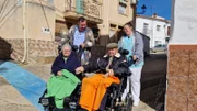Aurora (87, l) und Isidoro (89, 2.v.r.) unternehmen mit Sozialarbeiter Tomás Moreno Sánchez und einer Pflegerin einen Ausflug