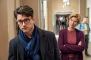 Kriminalhauptkommissarin Martina Seiffert (Astrid M. Fünderich) fordert Antworten von Daniel Meidlich (Josia Krug).