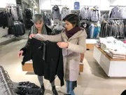 Shoppingbegleitung Janet (r.) berät Tamara beim Shoppen.