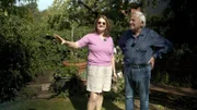 Sigrid und ihr Papa, der Landschaftsplaner Gerold Hauser in seinem Reihenhausgarten am Rosenberg.