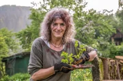 Landfrau Helga Wisser in ihrem Garten mit Staudensellerie-Setzlingen.