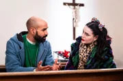 Naveen (Markus Subramaniam) spricht mit Tina (Anita Eichhorn) über seine Sorge um Monika, die wegen ihm und seiner Lüge gekündigt hat.