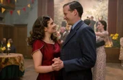 Helen (Rachel Shenton, l) und James (Nicholas Ralph) gehen zusammen auf den Narzissenball.