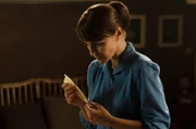 Unter ihren alten Skizzen findet Ana (Paula Echevarría) einen Papierflieger, den Alberto einst für sie gefaltet hat.