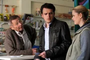 Flori ist enttäuscht, als Alois ihm seinen Gewinn auszahlt. Von links: Alois Preissinger (Erich Hallhuber sen.), Florian Brunner (Tommy Schwimmer) und Yvonne Preissinger (Alexa Eilers).
