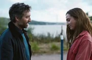 Nachdem Christophe Costil (Mathieu Demy) Marie (Nina Meurisse) die Neuigkeiten zum Fall überbracht hat, beschließen die beiden, den Tag gemeinsam zu verbringen.