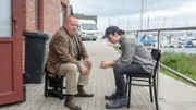 Die Identität der Toten vom Strand bleibt nicht lange ein Geheimnis – Fritz Sonntag (Tristan Göbel, r.), der im "Küstenkieker" eine Ausbildung macht, muss erkennen, dass es sich um seine Mutter Nina handelt. Kommissar Reuter (Udo Kroschwald, l.) befragt ihn behutsam, doch der Grund für ihren Tod bleibt zunächst im Dunkeln. Nur eins ist klar: Aufgrund der Spuren am Schädel der Leiche sind sowohl Unfall als auch Suizid ausgeschlossen.