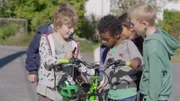 Hugo (Petter Mortensen, li.) präsentiert stolz sein neues Fahrrad.
