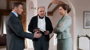 Prof. Fendrich (Lambert Hamel, M.) versucht offensichtlich Dr. Kahnweiler (Mark Keller, l.) mit seiner Tochter Vera (Rebecca Immanuel, r.) zu verkuppeln. Doch diese hat das Vorhaben durchschaut und spielt nicht mit.