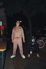Hundebesitzer (Marc Hosemann) und sein Hund (Marius Kroker) gehen Gassi.
