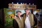 Die "Grenzgänger" Sebastian Bezzel (rechts) und Simon Schwarz in der Zirkusmanege des Rio Artistik.
