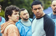 Ed (l.) und Marv (r.) sind alarmiert: Beim Sledge-Turnier droht die Stimmung zu kippen.