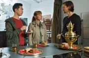 Vicky Adam (Katja Danowski, M.) und Hui Ko (Aaron Le, l.) befragen "Rasputin" (Victor Calero, r.) in der Galerie Tretjakov.; WDR Fernsehen RENTNERCOPS, Folge 52, "Rasputin", am Sonntag (03.11.24) um 15:10 Uhr.