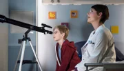 ARD PROGRAMMDIREKTION, IN ALLER FREUNDSCHAFT - DIE JUNGEN ÄRZTE, neue Vorabend-Weekly, Folge 29  "Traumtänzer", am Donnerstag (29.10.15) um 18.50 Uhr im Ersten. Ein besonderer Komet soll den Erfurter Himmel kreuzen. Da Jonathan Fink (Friedrich Seidl, l.) nun doch noch für weitere Untersuchungen im Klinikum bleiben muss, will er sich den Nachthimmel von seinem Krankenbett aus ansehen. Dr. Koshka (Katharina Nesytowa, r.) findet, er solle besser schlafen. © ARD/Jens Ulrich Koch, honorarfrei - Verwendung gemäß der AGB im engen inhaltlichen, redaktionellen Zusammenhang mit genannter ARD-Sendung und bei Nennung "Bild: ARD/Jens Ulrich Koch" (S2). ARD-Programmdirektion/Bildredaktion, Tel: 089/5900-24302, Fax: 089/550-1259, email: bildredaktion@DasErste.de