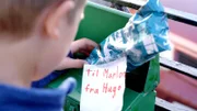Marlon (Martin Evensen) findet ein Geschenk von Hugo.