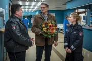 Hans (Bruno F. Apitz, l.) und Franzi (Rhea Harder-Vennewald, r.) wundern sich, dass Richard Lier (Götz Otto, M.) seine Schwägerin im Krankenhaus besucht, da zwischen seiner Frau und seiner Schwägerin Krieg herrscht.