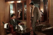 Sven Lebert (Nils Strunk, l.) hat zwei teure Flaschen Champagner bestellt, um Syed Akram (Waj Ali, r.) in ein Gespräch zu verwickeln.
