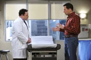 Alan (Jon Cryer, r.) erfährt von seinem Arzt (Jason Alexander, l.), dass er völlig gesund ist. Um die Zuwendung nicht zu verlieren, beschließt er, eine schwere Herzerkrankung vorzutäuschen ...