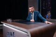 Edin Hasanovi? sitzt am Schreibtisch im Studio der ZDFneo-Late-Night-Show "Edins Neo Night".