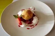 Topfenknödel mit Himbeeren und Vanillecreme.
