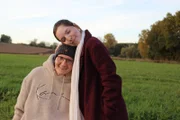 Studentin Annika unterstützt ihre große Liebe Johannes nach einem Fahrradunfall, der Folgen hatte.
