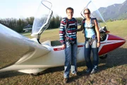 Willi mit Segelflugpilotin Katrin Döderer der Segelflugschule Unterwössen.