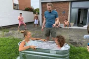 Für den Wim Hof Instructor Rafael Dunajski (M.) kommt Schönheit von innen. Auf dem Weg zum Glück setzt er auf Atmung, Meditation und Eisbäder.