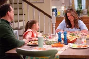 (v.li.): Diedrich Bader (Greg Otto), Julia Butters (Anna-Kat Otto), Katy Mixon (Katie Otto).