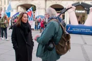 „Wir haben Angst vor Krieg“, das hört Anne Will immer wieder auf der Demonstration gegen die Münchner Sicherheitskonferenz. Im Saal hat sie erlebt, wie mit der Rede des US-amerikanischen Vizepräsidenten J. D. Vance die Gewissheit schwindet, dass die USA auf Dauer ein verlässlicher Verbündeter sind.