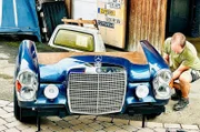 Automöbelbauer Martin Schlund fertigt die Möbel ausschließlich aus Originalteilen - der Mercedes-Stern gehört natürlich dazu.