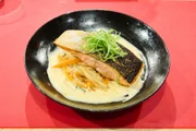 Gebratener Lachs mit Weißweinsauce und Julienne vom Wurzelgemüse von Chau Duc Doan
