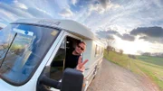 Friso Richter und sein Wohnmobil Pamela.
