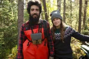 Mario Qezada und Clare Morissette-Calvert bei der Jagd auf Moorhühner zur Selbstversorgung (National Geographic for Disney/Sean Odom)