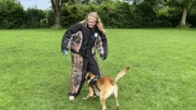 Im Hetzanzug spielt Nina beim Polizeihunde-Schutztraining eine Einbrecherin, die geschnappt wird. (Nina Ploghaus).
