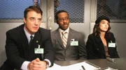 Mit Spannung erwarten Detective Logan (Chris Noth, l.), Ron Carver (Courtney B. Vance) und Detective Barek (Annabella Sciorra) die Aussage des Hauptverdächtigen.