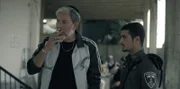 Kobi (Ido Elieli, r.) will mit Unterstützung von Chicko (Haim Znati, l.) große Karriere beim Grenzschutz machen.