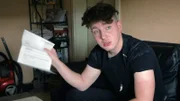 Jonas muss die benötigten Nachweise auftreiben, um die Schulden seiner Mutter zu reduzieren..