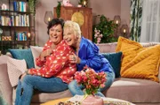 SÜDWESTRUNDFUNK Wohnzimmer-Comedy - Mit Dui do on de Sell v.li.:  Petra (Petra Binder) und Doris (Doris Reichenauer) © SWR/movingpicturez, honorarfrei - Verwendung gemäß der AGB im engen inhaltlichen, redaktionellen Zusammenhang mit genannter SWR-Sendung und bei Nennung "Bild: SWR/movingpicturez" (S2+). SWR Presse/Bildkommunikation, Baden-Baden, Tel: 07221/929-22287, foto@swr.de