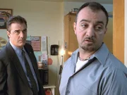 Detective Mike Logan (Chris Noth, l.) befragt den vorbestraften Jules Bremmer (Michael Peter Bolus).