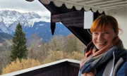 Julia Ortner auf Balkon des Berggasthofes Eckbauer.