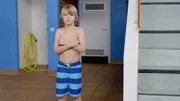Sander (Leon Rørtveit Sølland) traut sich nicht ins Wasser.
