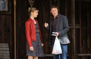 Caro und Ludwig finden heraus, dass Bichlmaier in der Waldhütte wohnt und hinterlassen ihm eine Nachricht. Von links: Caroline Ertl (Teresa Rizos) und Ludwig Brunner (Martin Wenzl).